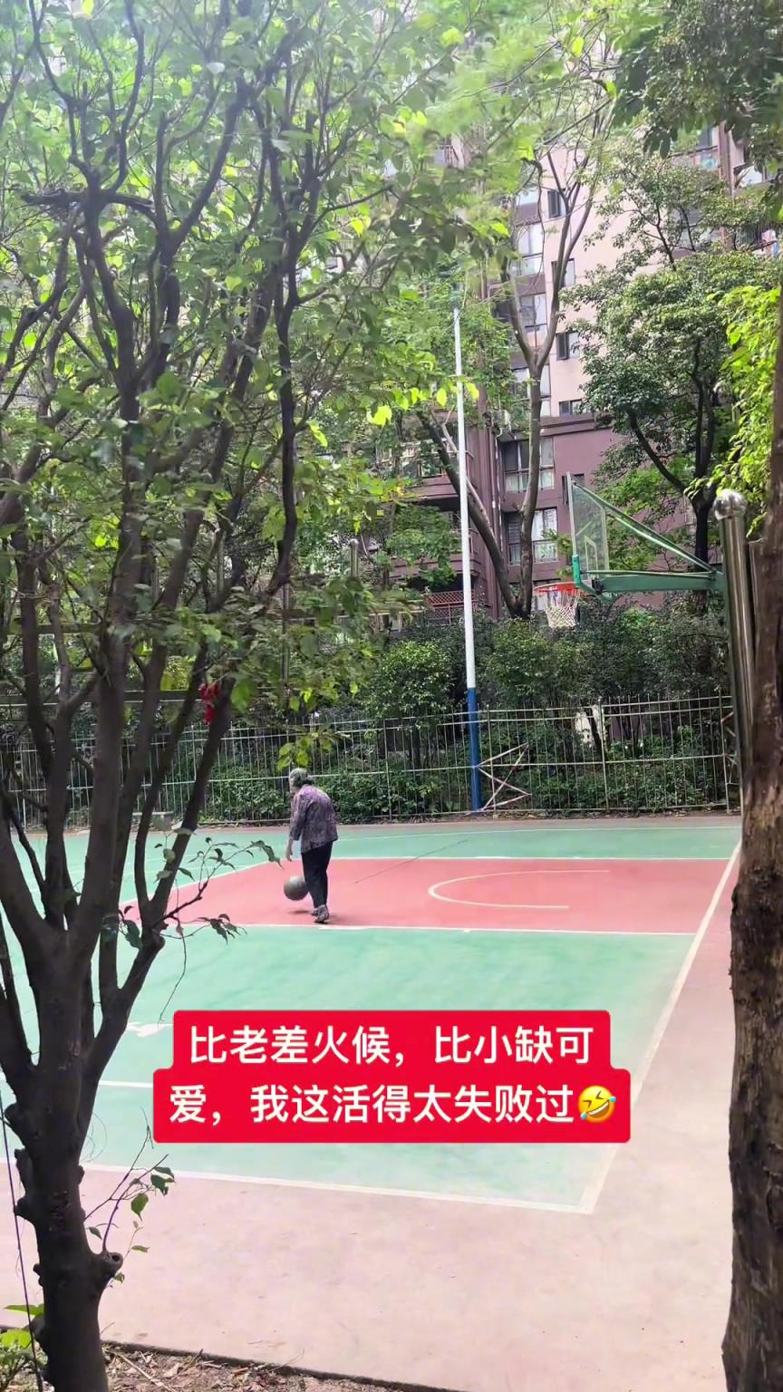 這阿婆單手一投一個(gè)準(zhǔn)，姜還是老的辣
