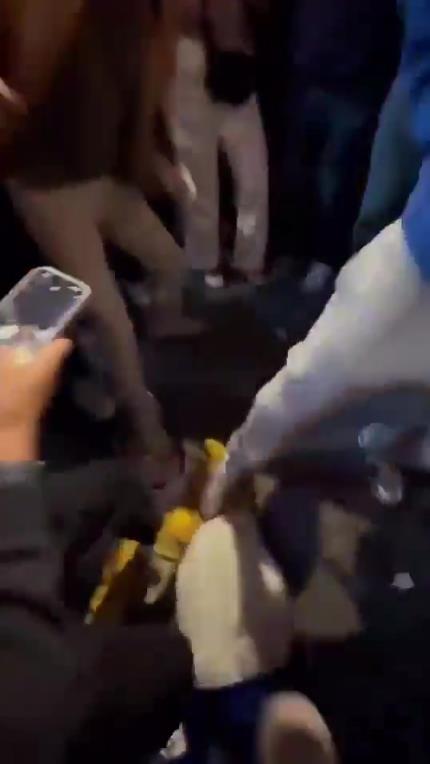 驚！尼克斯大勝步行者后，哈利伯頓遭主場球迷群毆
