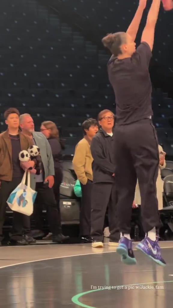 71歲成龍現(xiàn)身巴克萊中心看女籃比賽：她們投籃怎么那么準(zhǔn)?。。?>
                                <div   id=