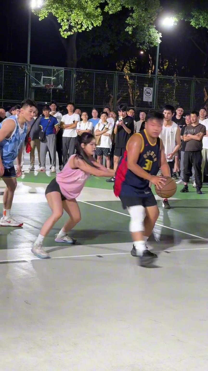 這哥們看見防自己的是女生，一個勁背打，球也不傳了